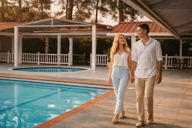 Pareja caminando junto a la piscina del Hotel Versalles en Villanueva, Casanare.
