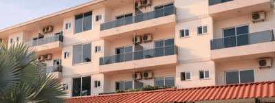 Fachada del Hotel Versalles en Villanueva, Casanare, con balcones, ventanales amplios y diseño moderno.