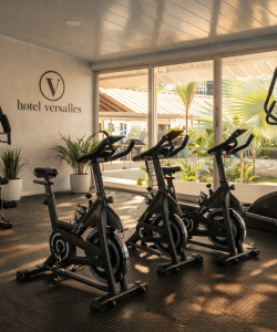 Gimnasio del Hotel Versalles en Villanueva, Casanare, con bicicletas estáticas y equipos de entrenamiento.
