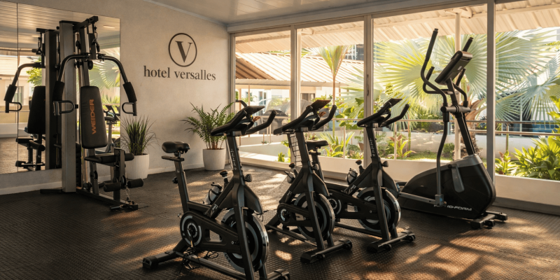 Gimnasio del Hotel Versalles en Villanueva, Casanare, con bicicletas estáticas y equipos de entrenamiento.