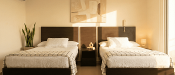 Habitación doble del Hotel Versalles en Villanueva, Casanare, con dos camas y ambiente cómodo.