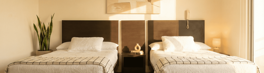 Habitación doble del Hotel Versalles en Villanueva, Casanare, con dos camas y ambiente cómodo.