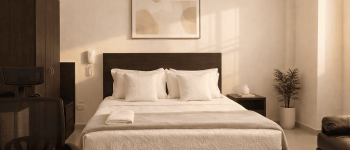 Habitación sencilla del Hotel Versalles en Villanueva, Casanare, con cama doble y ambiente cómodo.