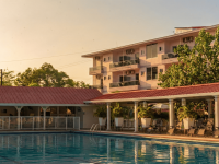 Piscina del Hotel Versalles en Villanueva, Casanare, con zona de descanso y áreas cubiertas.