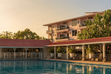Piscina del Hotel Versalles en Villanueva, Casanare, con zona de descanso y áreas cubiertas.