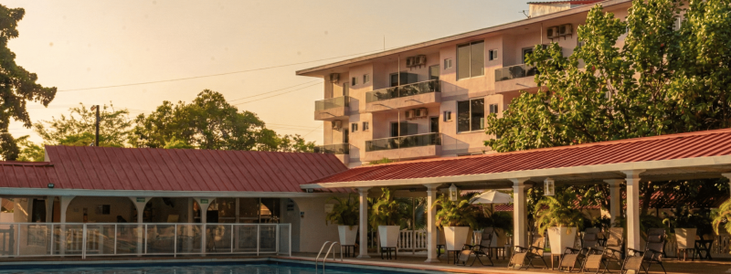 Piscina del Hotel Versalles en Villanueva, Casanare, con zona de descanso y áreas cubiertas.