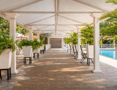 Corredor cubierto junto a la piscina del Hotel Versalles en Villanueva, Casanare.